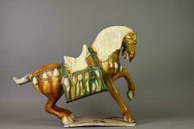 une figurine représentant un cheval avec une selle sur le dos
