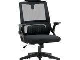 La chaise de bureau est noire et dispose d'un dossier et d'une assise en maille.