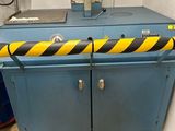 un homme travaillant sur une machine dans une pièce