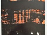 une image représentant une peinture abstraite noire et orange sur fond blanc