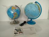 un globe bleu avec un socle bleu et un support bleu sur lequel est représenté un zèbre