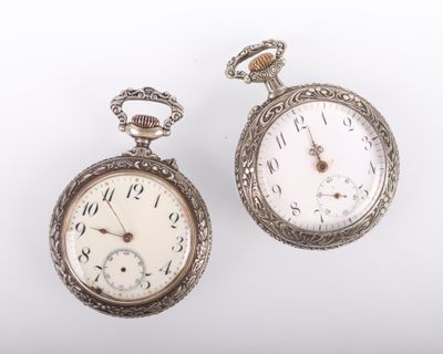 paire de montres de poche anciennes en argent sur fond blanc, avec un fond blanc