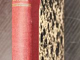 un livre rouge posé sur une table