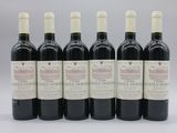 six bouteilles de vin rouge alignées