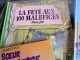 deux livres posés l'un à côté de l'autre sur une table