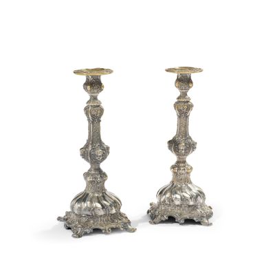 PAIRE DE FLAMBEAUX en métal argenté à décor de style rocaill…