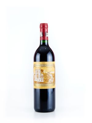 bouteille de vin rouge sur fond blanc sur fond blanc
