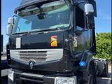 une photo d'un camion noir garé sur un parking