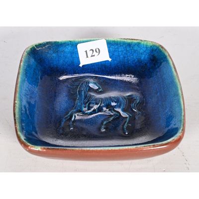 un bol bleu orné d'une image de cheval