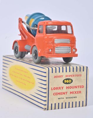 un camion jouet avec une bétonnière sur le toit