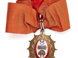 un ruban orange auquel est accrochée une médaille d'or