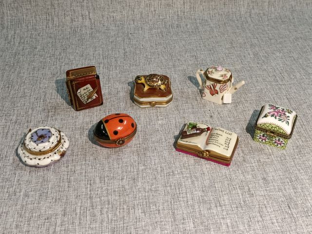 Sept petites boites de vitrine en porcelaine