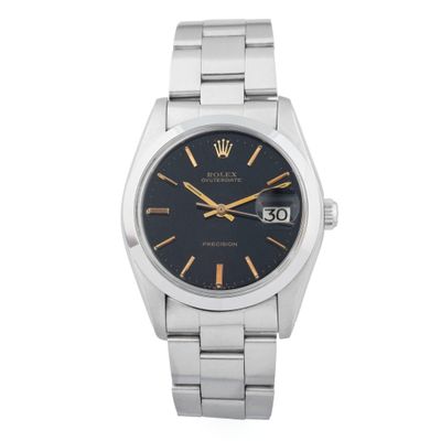 gros plan d'une montre-bracelet avec un cadran noir