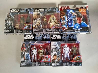 plusieurs figurines de la guerre des étoiles sont exposées dans une vitrine
