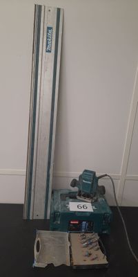une machine posée par terre à côté d'un morceau de bois