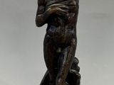statue en bronze d'une femme tenant un bébé dans ses bras