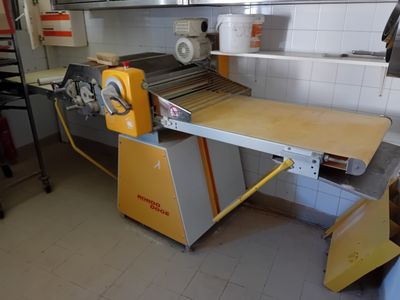 une photo d'une cuisine avec un appareil au milieu