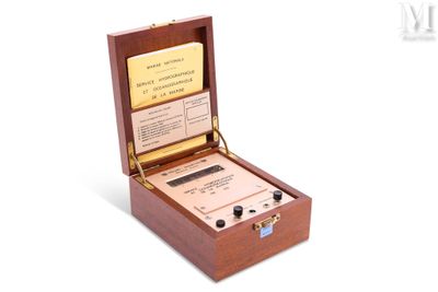 une boîte en bois contenant une carte de visite