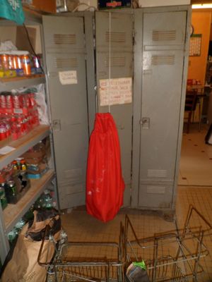 un caddie au milieu d'une pièce, avec un sac rouge suspendu au plafond