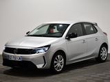 la voiture blanche est garée dans une pièce au sol en damier
