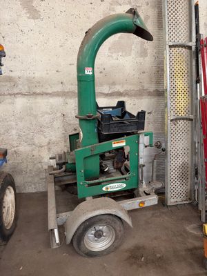 une machine verte qui se trouve dans un garage