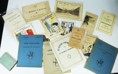 beaucoup de vieux livres posés sur une table blanche