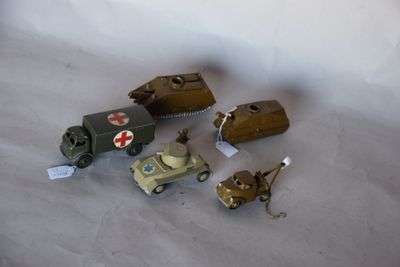 beaucoup de petits véhicules jouets posés sur une table