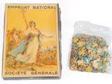 un sac contenant des pièces de puzzle à côté d'une boîte contenant des pièces de puzzle