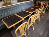 Dans un restaurant, les tables et les chaises sont alignées en rangée.