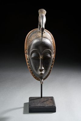 une image représentant une sculpture de tête de femme posée sur un socle