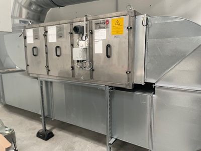une machine placée au milieu d'une pièce