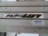 une photo d'un gros plan d'un banc avec des autocollants dessus