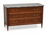 une commode ancienne avec un plateau en marbre