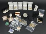 un grand nombre d'objets posés sur une table
