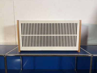 un petit climatiseur posé sur une table bleue