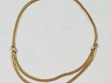un collier en or à deux rangs avec un fermoir