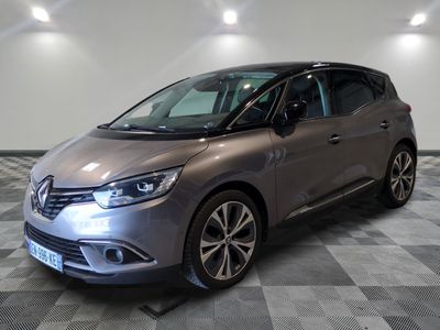 la voiture grise est garée sur un carrelage à carreaux