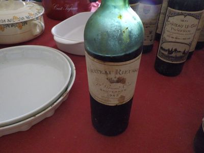 une bouteille de vin posée sur une table