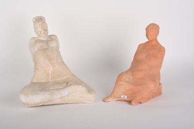 deux figurines assises l'une à côté de l'autre