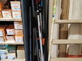 une échelle appuyée contre le mur, à côté d'une pile de cartons