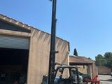 un chariot élévateur garé devant un garage