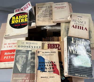 plusieurs livres sont empilés sur une table