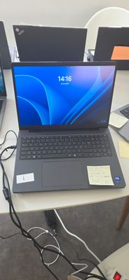 deux ordinateurs portables posés sur une table