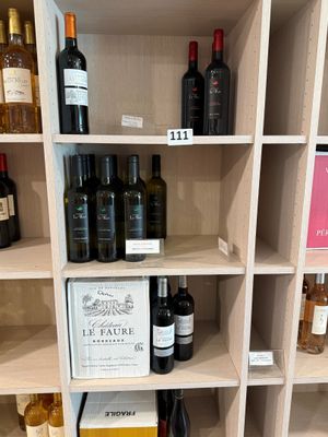 de nombreuses bouteilles de vin sur les étagères du magasin