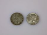 une image représentant deux pièces sur une surface blanche ; l'une est une pièce de dix cents et l'autre est une pièce de dix cents