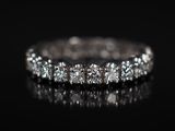 gros plan d'une bague en diamant sur une surface noire