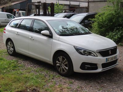 une voiture blanche garée sur le bord de la route