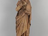 une statue en bois représentant un homme barbu vêtu d'une robe