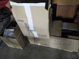une pile de boîtes empilées les unes sur les autres