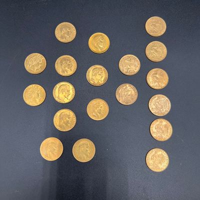 beaucoup de pièces d'or sur la table